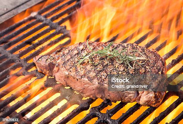 Bistec A La Parrilla Con Llamas Foto de stock y más banco de imágenes de Entrecot - Entrecot, Bistec, Carne de vaca