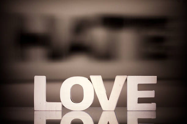 amor e ódio - single word love wood typescript imagens e fotografias de stock