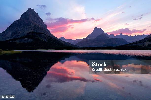 Photo libre de droit de Lac Swiftcurrent Coucher Du Soleil banque d'images et plus d'images libres de droit de Coucher de soleil - Coucher de soleil, Montana - Ouest Américain, Montagne