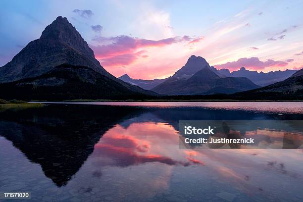 Lago Swiftcurrent Pôr Do Sol - Fotografias de stock e mais imagens de Montana - Montana, Pôr-do-sol, Montanha