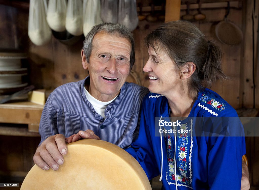 Счастливый Старший Swiss пара, держа хлеб Selfmade сыр - Стоковые фото Фермер роялти-фри