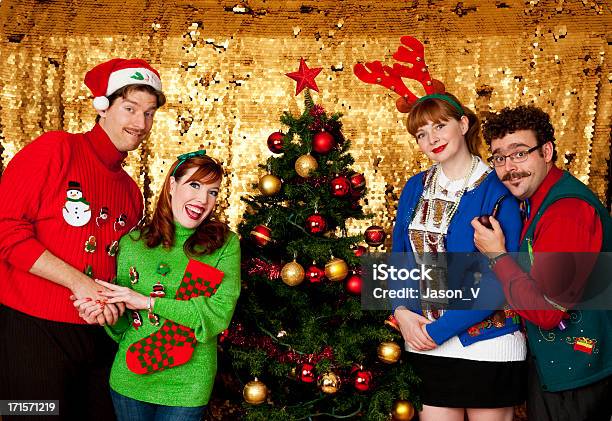 커플입니다 크리스마스 때 크리스마스에 대한 스톡 사진 및 기타 이미지 - 크리스마스, 어글리 스웨터, 추함
