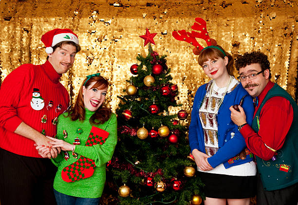 casal no natal - ugliness sweater kitsch holiday - fotografias e filmes do acervo