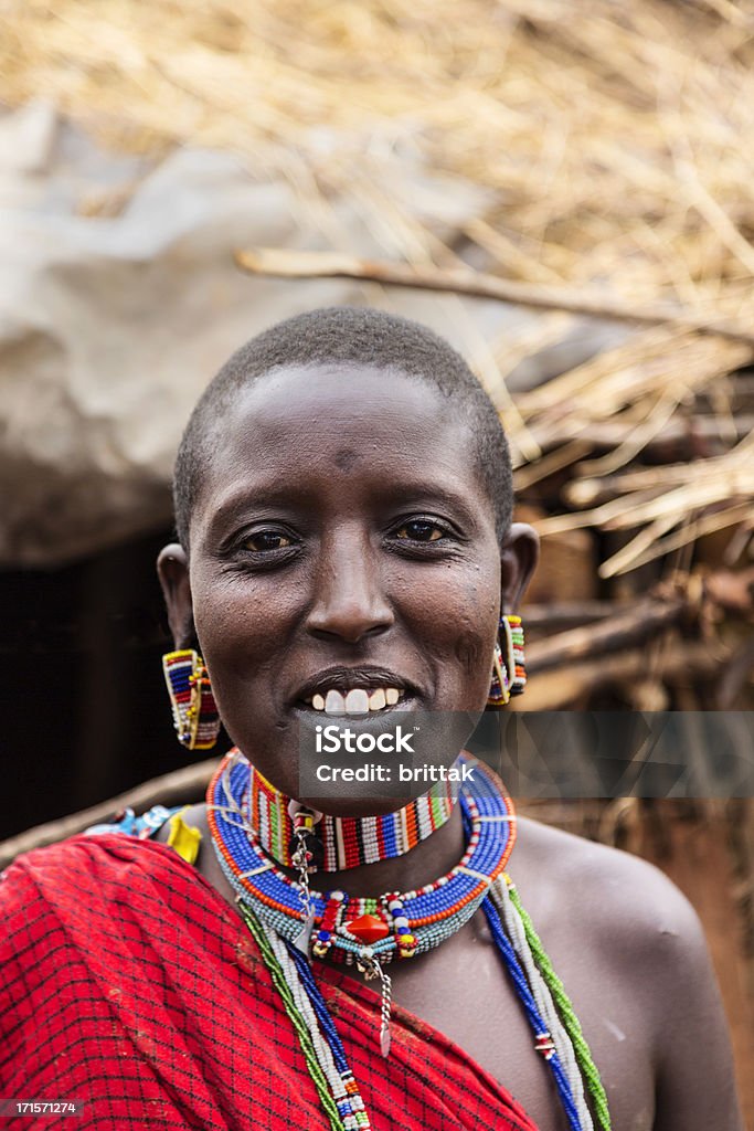 Masai Ritratto di donna in abito tradizionale e jevellery. - Foto stock royalty-free di Donne