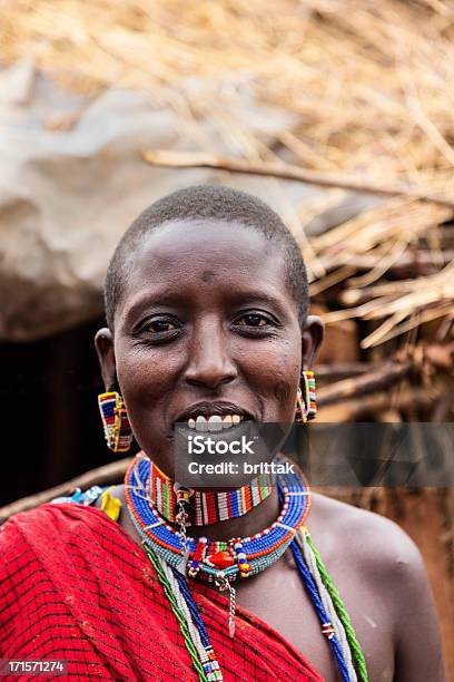 Masai Ritratto Di Donna In Abito Tradizionale E Jevellery - Fotografie stock e altre immagini di Donne