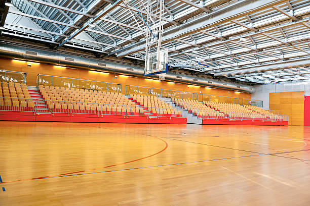 gimnasio escolar básquetbol vacía con techo de metal - school gymnasium parquet floor sport empty fotografías e imágenes de stock