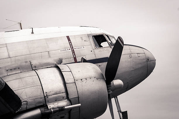 douglas dc - 3 - military reconnaissance airplane imagens e fotografias de stock