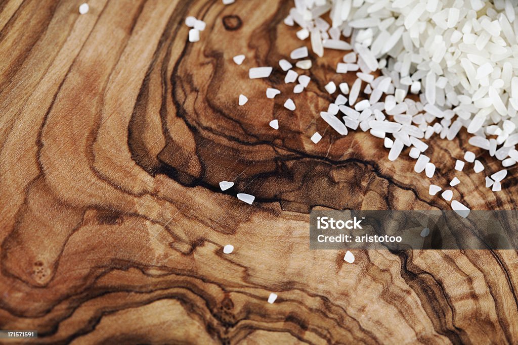 Ryż biały na tle drewna z oliwek - Zbiór zdjęć royalty-free (Bez ludzi)