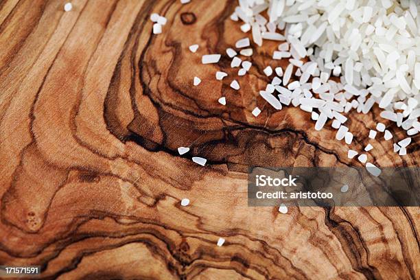 Ryż Biały Na Tle Drewna Z Oliwek - zdjęcia stockowe i więcej obrazów Bez ludzi - Bez ludzi, Biały, Drewno - Tworzywo