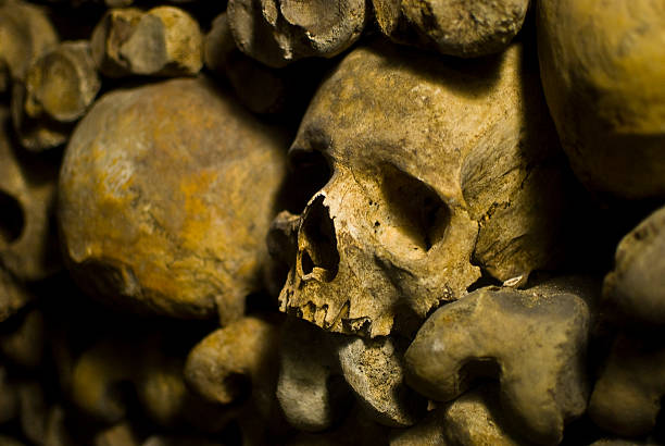 uomo in "capo" le catacombe di parigi - catacomb foto e immagini stock