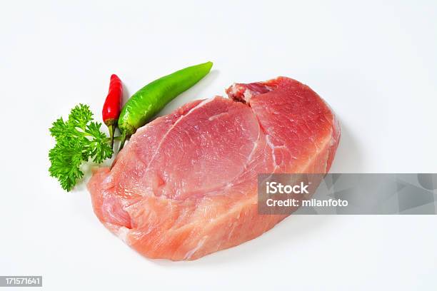 Foto de Fatia De Carne De Ombro e mais fotos de stock de Pedaço de carne - Pedaço de carne, Figura para recortar, Alimentação Saudável