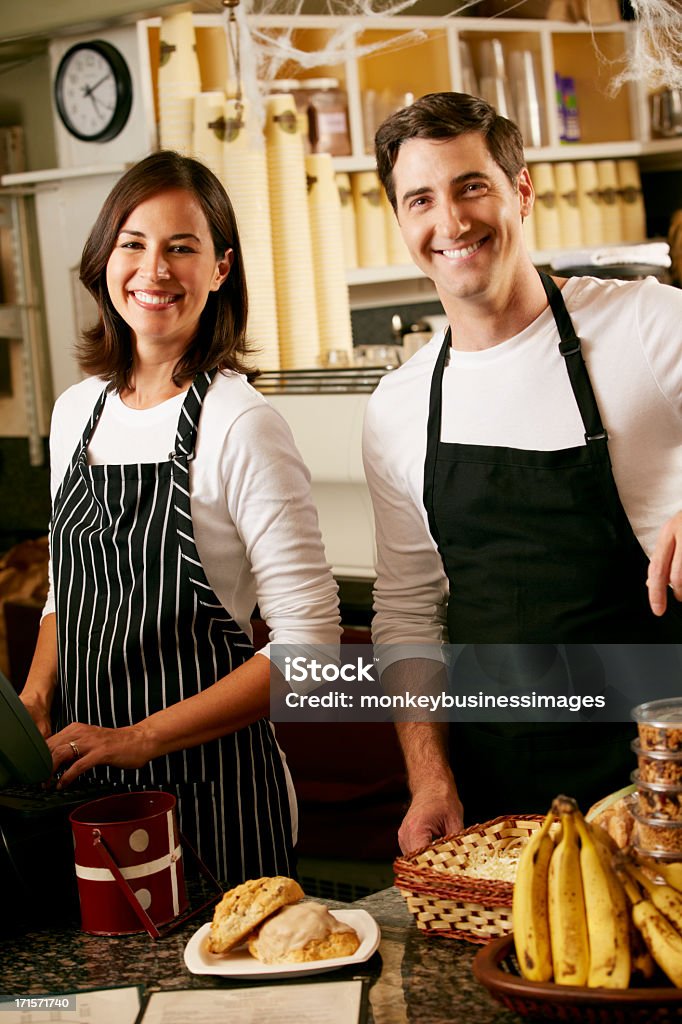Мужчина и женщина, работая в магазин кофе - Стоковые фото Владелец роялти-фри