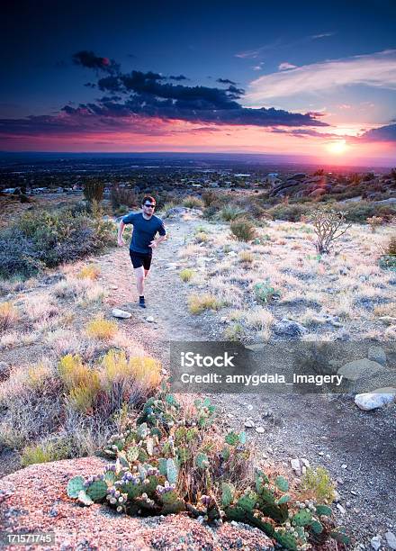 Está A Ser Executada - Fotografias de stock e mais imagens de Novo México - Novo México, Montanhas Sandia, Jogging