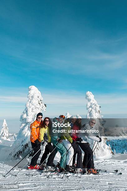 Esquiadores Feliz - Fotografias de stock e mais imagens de Terceira idade - Terceira idade, Esqui - Esqui e snowboard, Neve