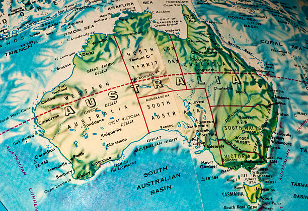 australie la carte sur une courbure de la terre globe montrant - arafura sea photos et images de collection