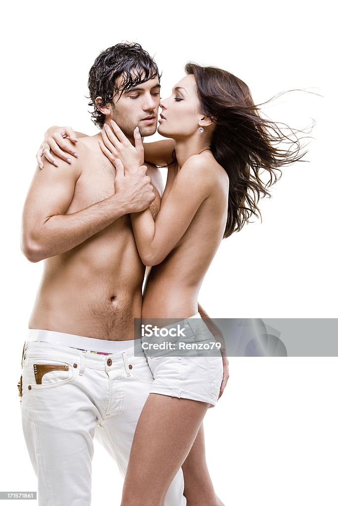 Appassionata coppia semi-nudo (foto - Foto stock royalty-free di Abbracciare una persona