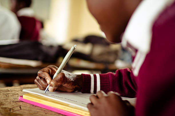 primer plano de la imagen de chica de sudáfrica con mal amedrentado mano - african descent africa african culture classroom fotografías e imágenes de stock