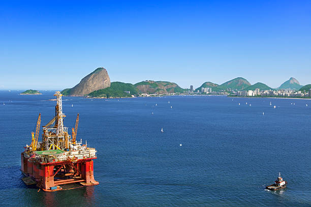 plataforma de petróleo anclados en rio de janeiro - sugarloaf mountain mountain rio de janeiro brazil fotografías e imágenes de stock