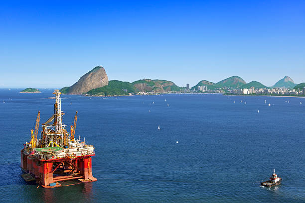 piattaforma petrolifera a rio de janeiro ancorata - floating oil production platform foto e immagini stock