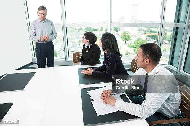 Foto de Empresários Em Reunião Em Sala De Conferência e mais fotos de stock de 25-30 Anos - 25-30 Anos, 40-44 anos, 50 Anos