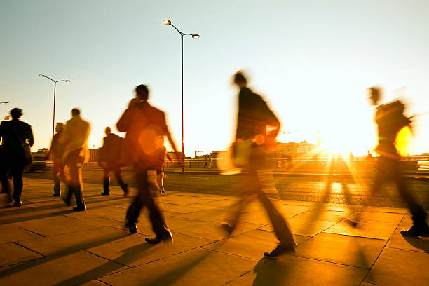 desfocado pessoas caminhando ao por do sol " - walking rush hour people business - fotografias e filmes do acervo