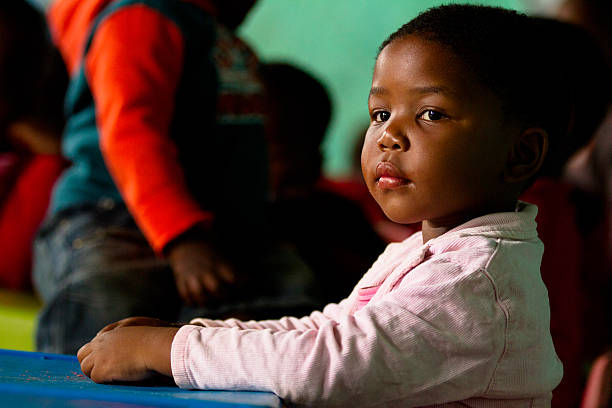 портрет девушка в классе детского сада в сельских районах южной африке - africa south africa child african culture стоковые фото и изображения