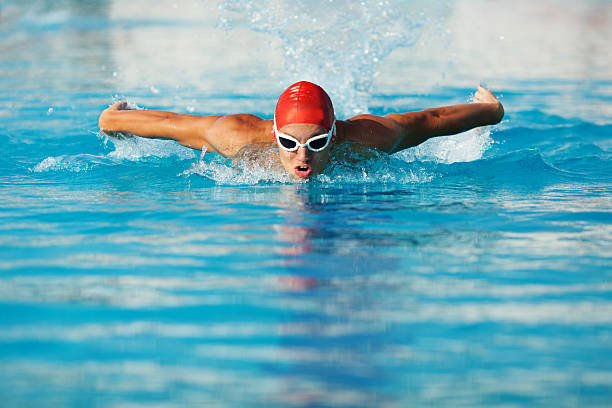 estilo de mariposa - butterfly swimmer fotografías e imágenes de stock