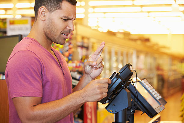 hopeful le client paie pour les boutiques au moment du départ - supermarket cash register checkout counter credit card photos et images de collection