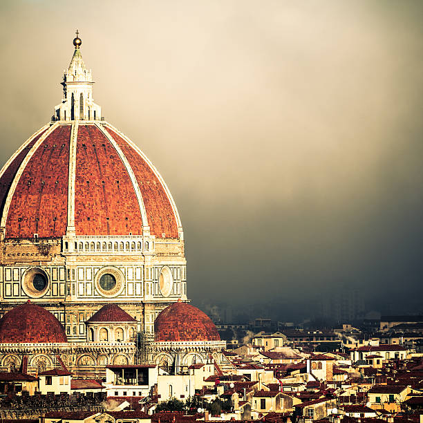 misteriosa disposição do duomo, florença, itália - dramatic sky duomo santa maria del fiore piazzale michelangelo florence italy imagens e fotografias de stock