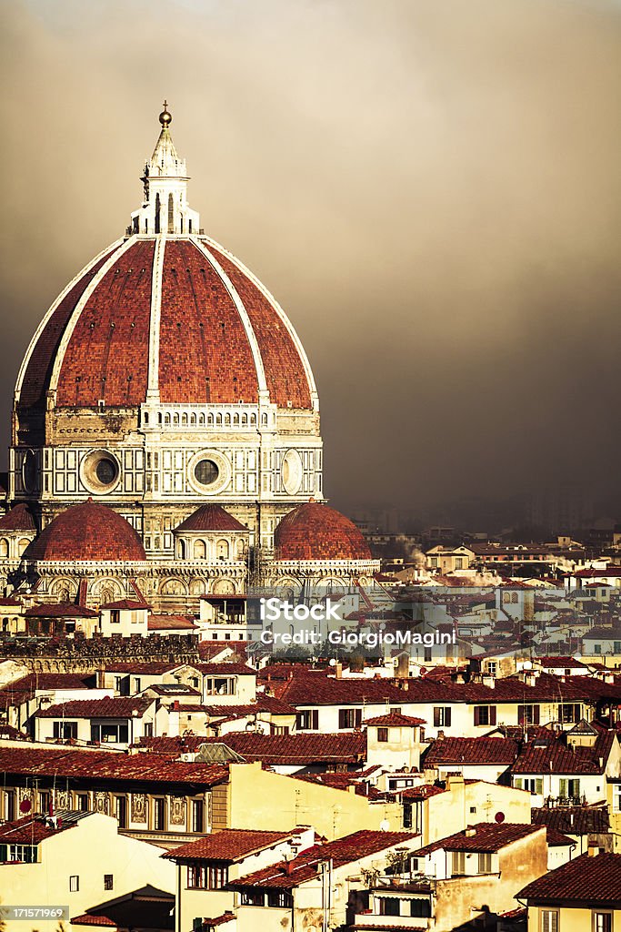 Nebbia Surrouning il centro storico di Firenze, in Italia - Foto stock royalty-free di Ambientazione esterna