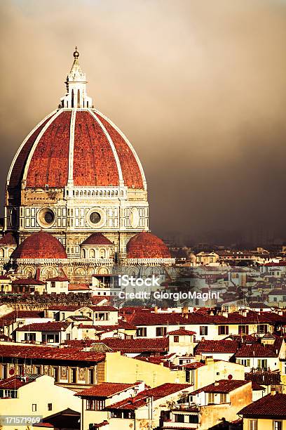 Nebbia Surrouning Il Centro Storico Di Firenze In Italia - Fotografie stock e altre immagini di Ambientazione esterna