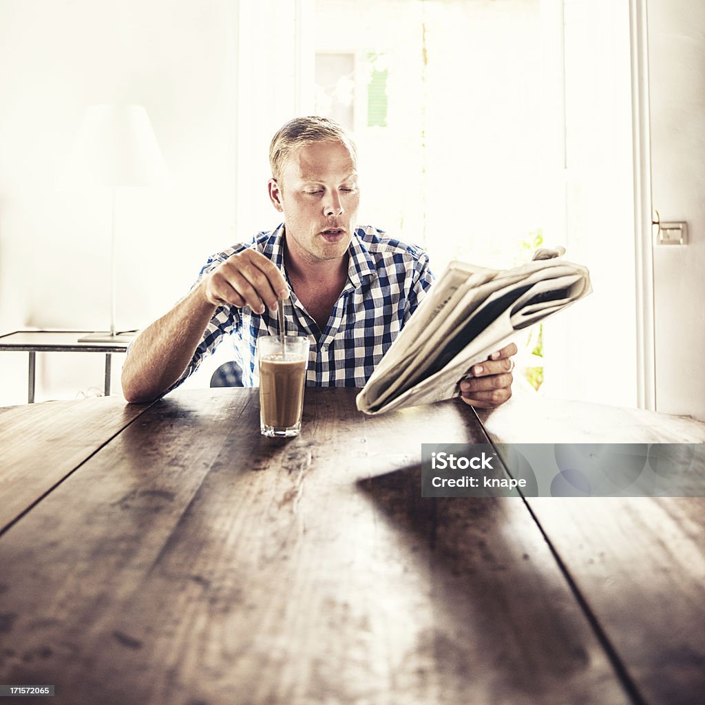 Homme lisant les actualités - Photo de Journal libre de droits