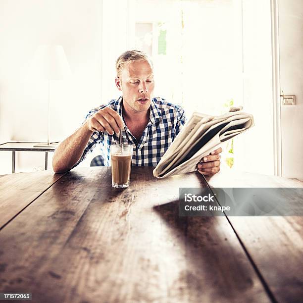 Homem Ler As Notícias - Fotografias de stock e mais imagens de Jornal - Jornal, Contemplação, 35-39 Anos