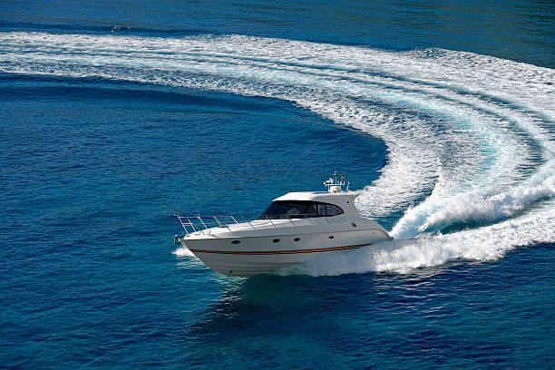 barco a motor - recreational boat motorboat speedboat aerial view - fotografias e filmes do acervo