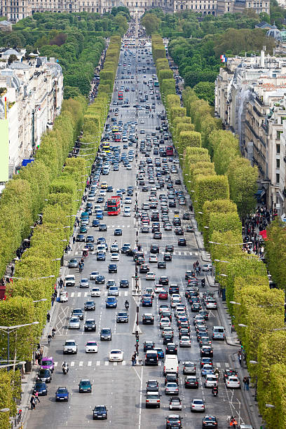 traffico su avenue des champs eysees, parigi, francia - arc de triomphe du carrousel foto e immagini stock