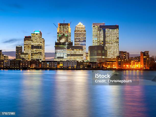 Foto de Canary Wharf Em Londres Inglaterra e mais fotos de stock de Arquitetura - Arquitetura, Arranha-céu, Azul