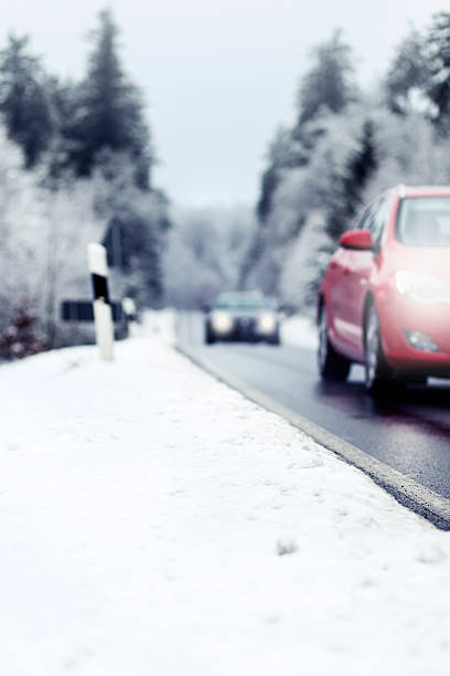 冬の道路の状況、階段車 - car winter road reflector snow ストックフォトと画像
