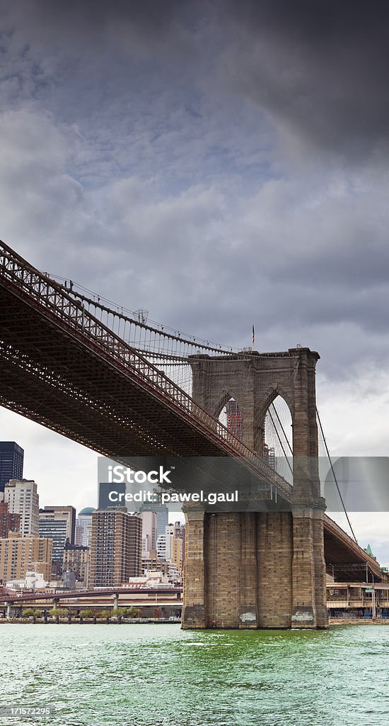 Drammatico cielo sopra il ponte di Brooklyn - Foto stock royalty-free di Ponte di Brooklyn