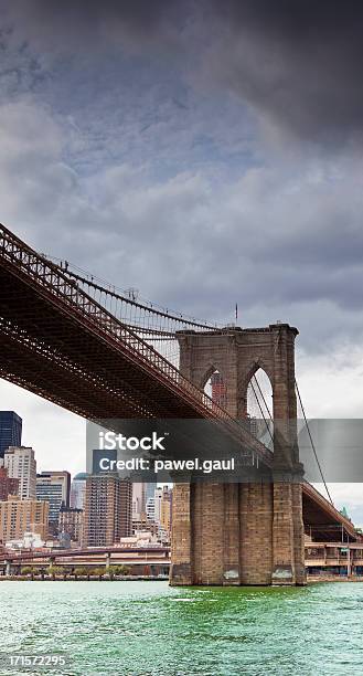 Drammatico Cielo Sopra Il Ponte Di Brooklyn - Fotografie stock e altre immagini di Ponte di Brooklyn - Ponte di Brooklyn, Sopra, Coprire