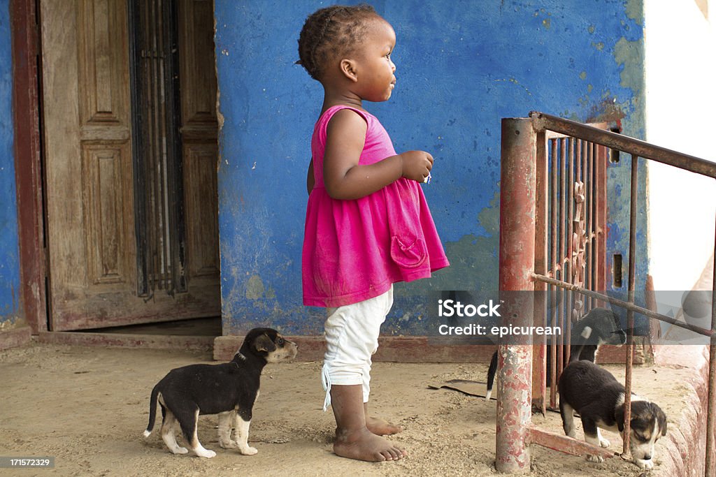 Portrait d'un enfant Xhosa avec un petit chiot chien - Photo de Afrique libre de droits