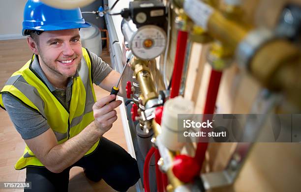 Sistema De Calefacción De Piso De Instalación Foto de stock y más banco de imágenes de Calor - Calor, Instalar, Fontanero