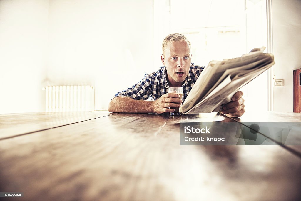 Homme lisant les actualités - Photo de D'ascendance européenne libre de droits