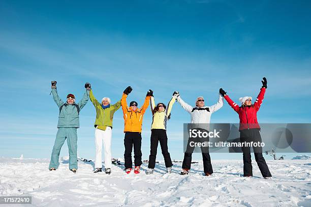 Foto de Felizes Esquiadores e mais fotos de stock de Grupo Médio de Pessoas - Grupo Médio de Pessoas, Neve, Adulto