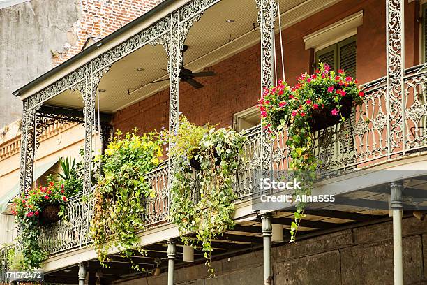 초목으로 둘러싸인 발코니에서 In French Quarter 뉴올리언스 루이지애나 뉴올리언스에 대한 스톡 사진 및 기타 이미지 - 뉴올리언스, 프렌치쿼터, 버번 스트리트-뉴올리언스