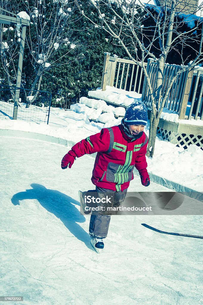 Happy boy Eislaufen auf Hinterhof Eislaufbahn. - Lizenzfrei 6-7 Jahre Stock-Foto