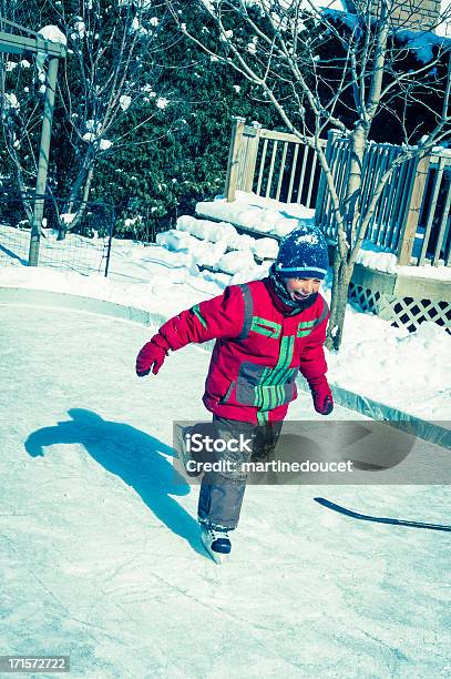 Happy Boy Eislaufen Auf Hinterhof Eislaufbahn Stockfoto und mehr Bilder von 6-7 Jahre - 6-7 Jahre, Aktivitäten und Sport, Bewegung