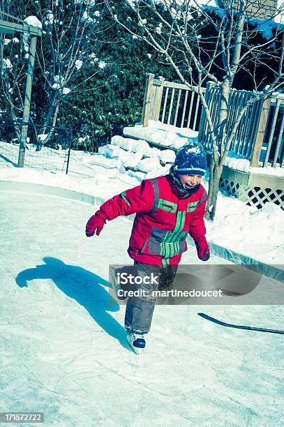 행복함 남자아이 있는 뒤뜰 아이스 스케이트 링크도 있습니다 6-7 살에 대한 스톡 사진 및 기타 이미지 - 6-7 살, 겨울, 겨울 스포츠