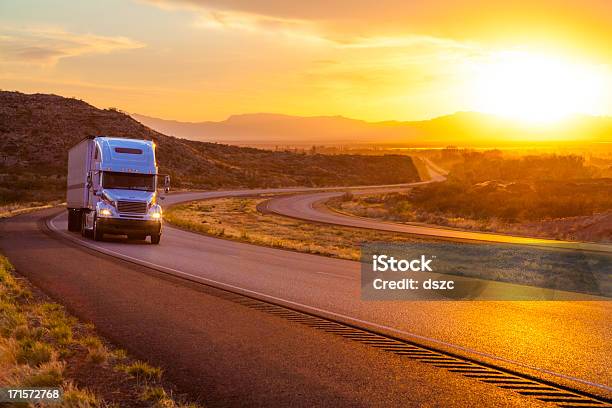 18 Wheeler Trailer Truck Tractor En La Carretera Interestatal Al Atardecer Foto de stock y más banco de imágenes de Camión de peso pesado