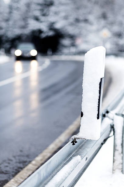 pokryte śniegiem sygnalizator odblaskowy w drodze - car winter road reflector snow zdjęcia i obrazy z banku zdjęć