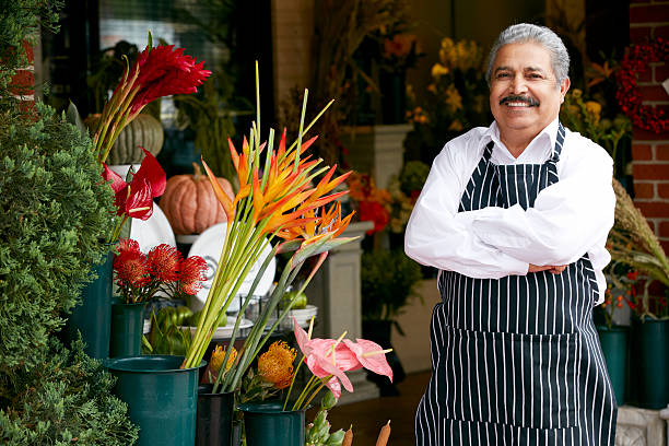 の外で男性のポートレート、フローリストショップ - florist small business flower shop owner ストックフォトと画像